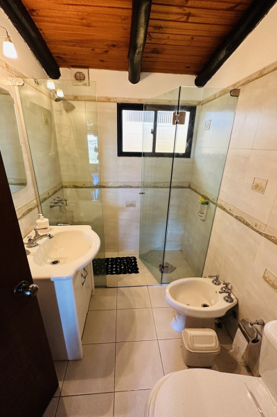 Casa amplia de 3 dormitorios y 3 baños en Playa Hermosa, Maldonado.