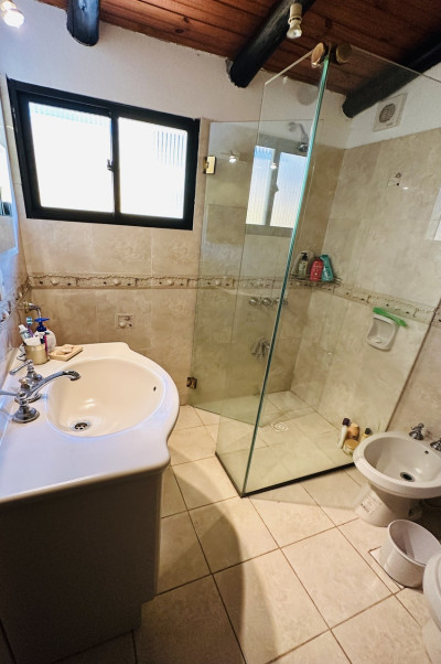 Casa amplia de 3 dormitorios y 3 baños en Playa Hermosa, Maldonado.