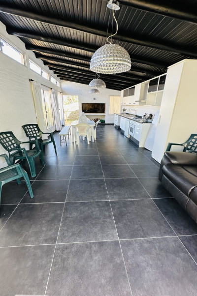 Casa amplia de 3 dormitorios y 3 baños en Playa Hermosa, Maldonado.