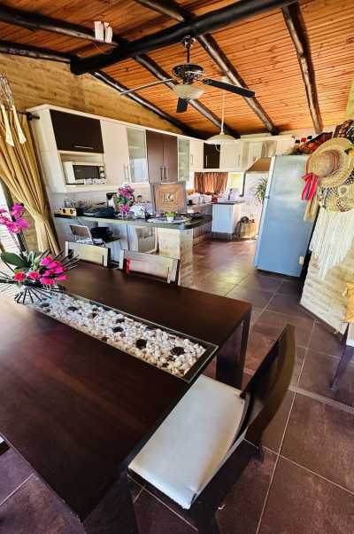 Casa amplia de 3 dormitorios y 3 baños en Playa Hermosa, Maldonado.