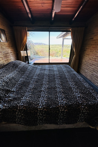 Casa amplia de 3 dormitorios y 3 baños en Playa Hermosa, Maldonado.