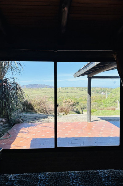 Casa amplia de 3 dormitorios y 3 baños en Playa Hermosa, Maldonado.