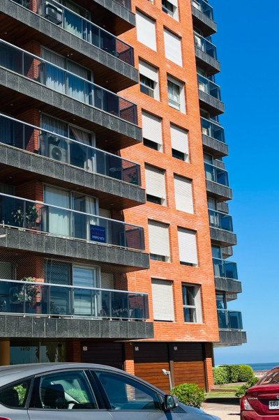 Se alquila apartamento de 2 dormitorios y 2 baños a metros de  Rambla O'Higgins(Malvín)