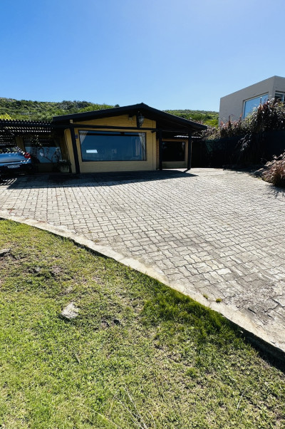 Casa amplia de 3 dormitorios y 3 baños en Playa Hermosa, Maldonado.