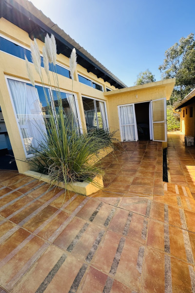 Casa amplia de 3 dormitorios y 3 baños en Playa Hermosa, Maldonado.