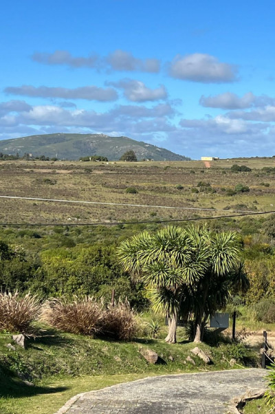 Casa amplia de 3 dormitorios y 3 baños en Playa Hermosa, Maldonado.